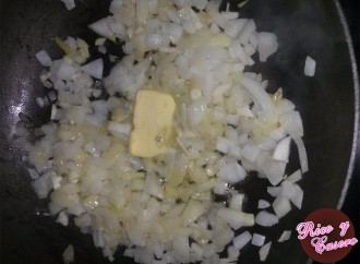 Cebolla, ajo y manteca | Risotto de tomate