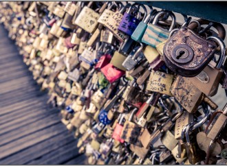 Un sello de amor en los puentes de París