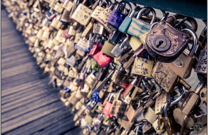 Un sello de amor en los puentes de París