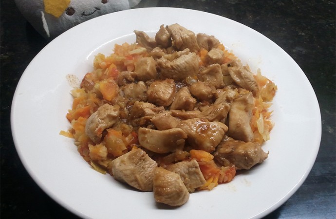 Daditos de pollo agridulce con verduras al wok